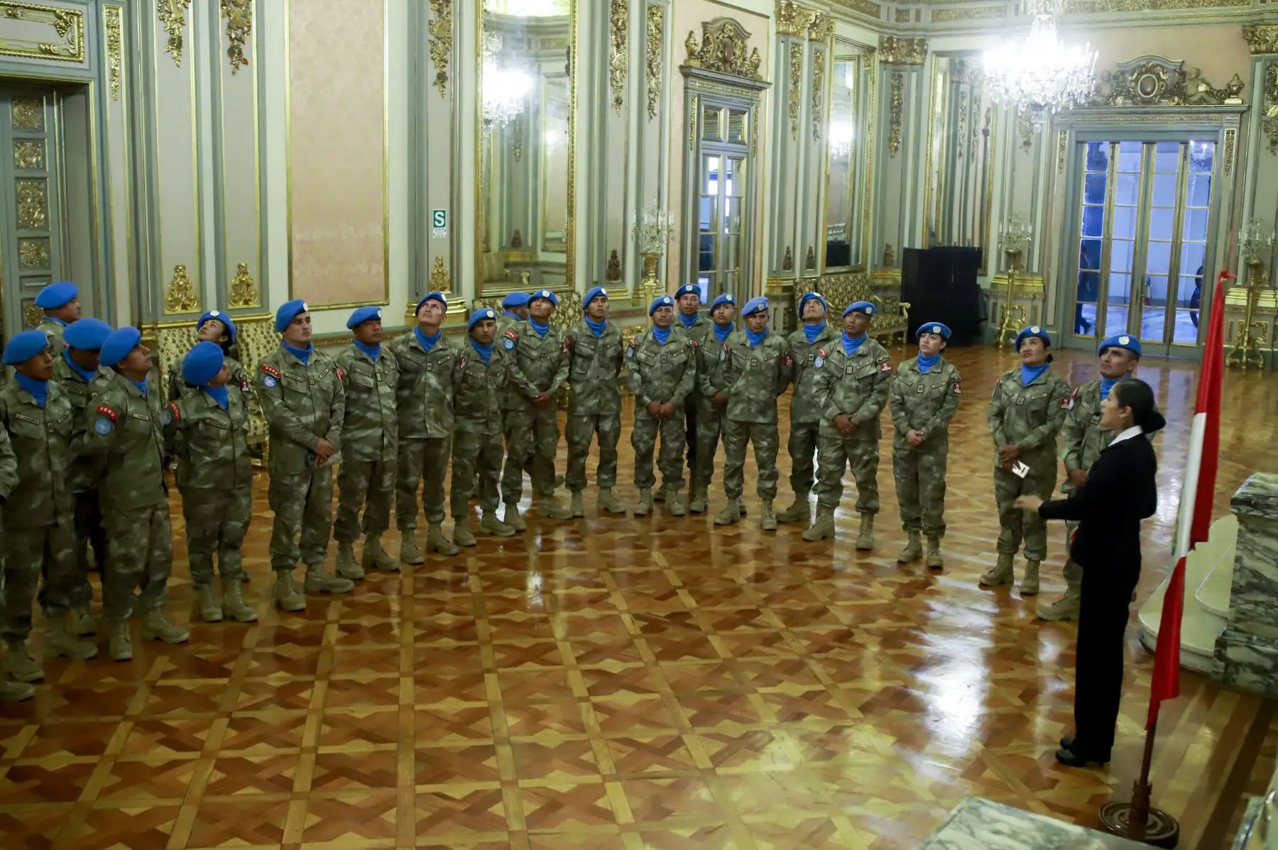 Hace 10 años, los cascos azules peruanos acudieron a Haití para prestar ayuda y auxilio a las personas afectadas por el terremoto que azotó ese país. Hoy, en homenaje a su labor participan del cambio de guardia en el Patio de Honor de Palacio de Gobierno. Foto: ANDINA/Prensa Presidencia