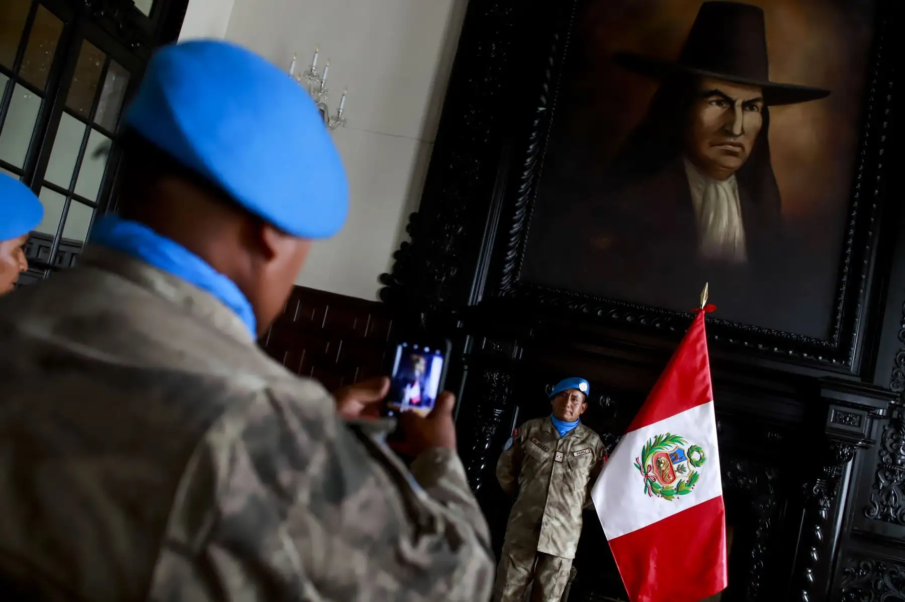 Hace 10 años, los cascos azules peruanos acudieron a Haití para prestar ayuda y auxilio a las personas afectadas por el terremoto que azotó ese país. Hoy, en homenaje a su labor participan del cambio de guardia en el Patio de Honor de Palacio de Gobierno. Foto: ANDINA/Prensa Presidencia