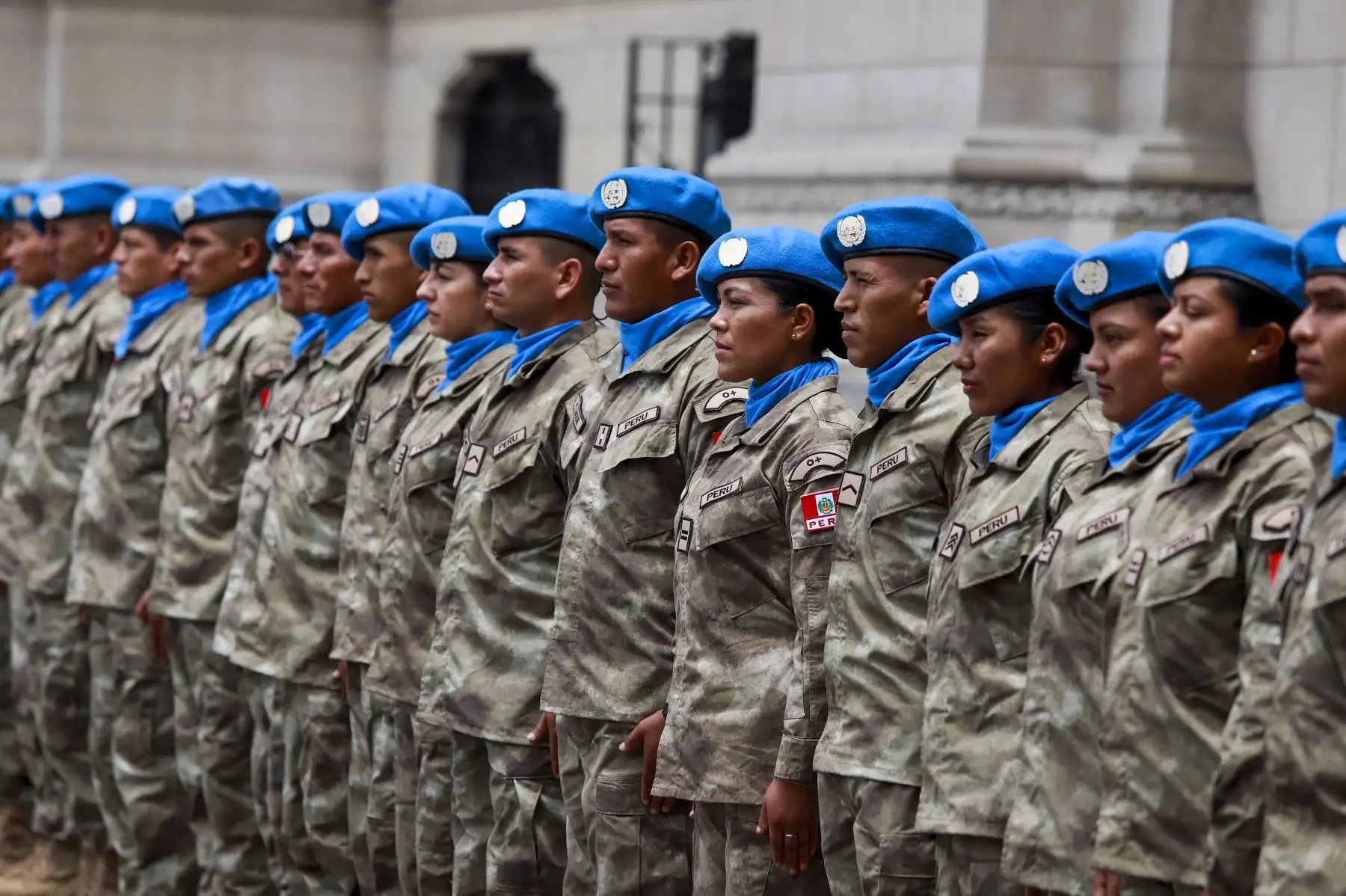 Hace 10 años, los cascos azules peruanos acudieron a Haití para prestar ayuda y auxilio a las personas afectadas por el terremoto que azotó ese país. Hoy, en homenaje a su labor participan del cambio de guardia en el Patio de Honor de Palacio de Gobierno. Foto: ANDINA/Prensa Presidencia