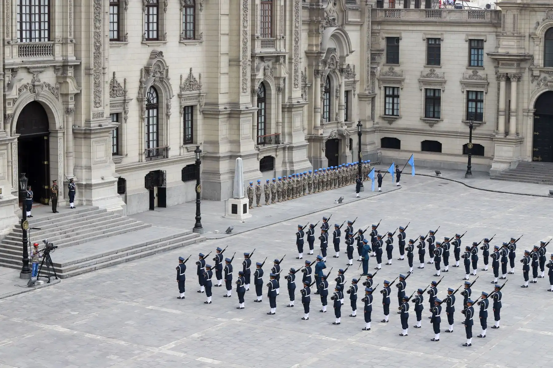 Hace 10 años, los cascos azules peruanos acudieron a Haití para prestar ayuda y auxilio a las personas afectadas por el terremoto que azotó ese país. Hoy, en homenaje a su labor participan del cambio de guardia en el Patio de Honor de Palacio de Gobierno. Foto: ANDINA/Prensa Presidencia
