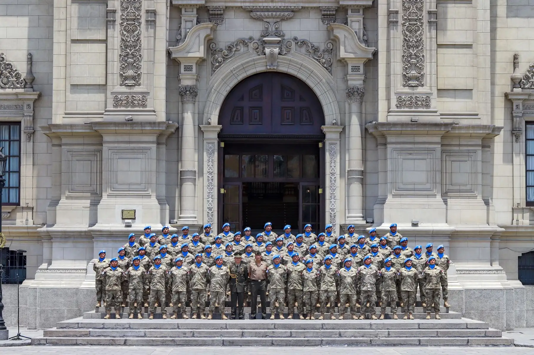 Hace 10 años, los cascos azules peruanos acudieron a Haití para prestar ayuda y auxilio a las personas afectadas por el terremoto que azotó ese país. Hoy, en homenaje a su labor participan del cambio de guardia en el Patio de Honor de Palacio de Gobierno. Foto: ANDINA/Prensa Presidencia