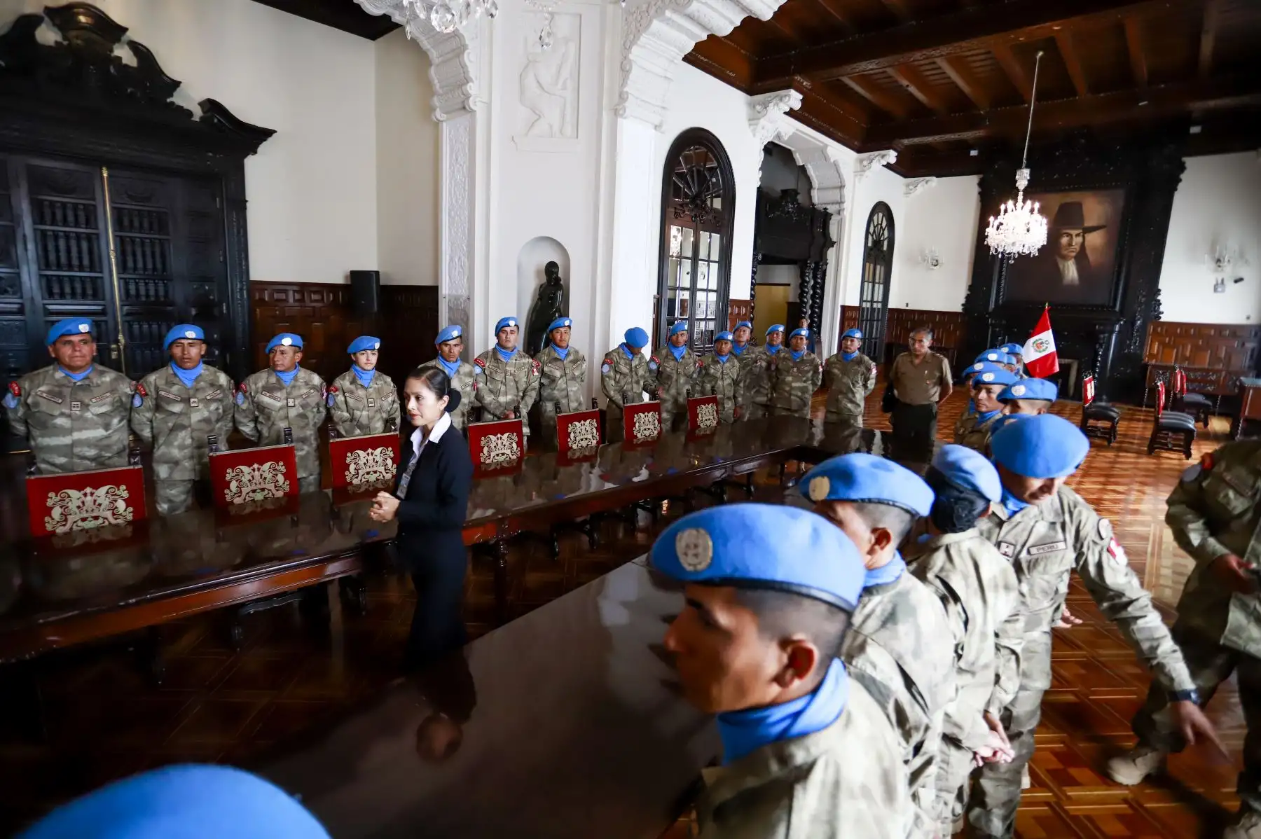 Hace 10 años, los cascos azules peruanos acudieron a Haití para prestar ayuda y auxilio a las personas afectadas por el terremoto que azotó ese país. Hoy, en homenaje a su labor participan del cambio de guardia en el Patio de Honor de Palacio de Gobierno. Foto: ANDINA/Prensa Presidencia