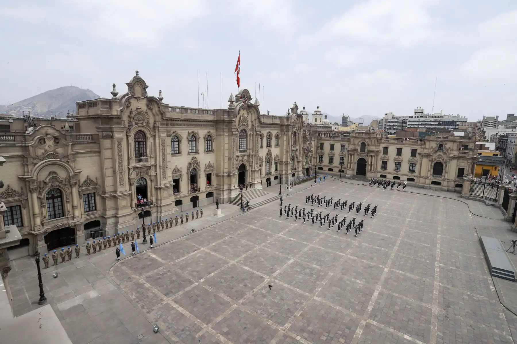 Hace 10 años, los cascos azules peruanos acudieron a Haití para prestar ayuda y auxilio a las personas afectadas por el terremoto que azotó ese país. Hoy, en homenaje a su labor participan del cambio de guardia en el Patio de Honor de Palacio de Gobierno. Foto: ANDINA/Prensa Presidencia