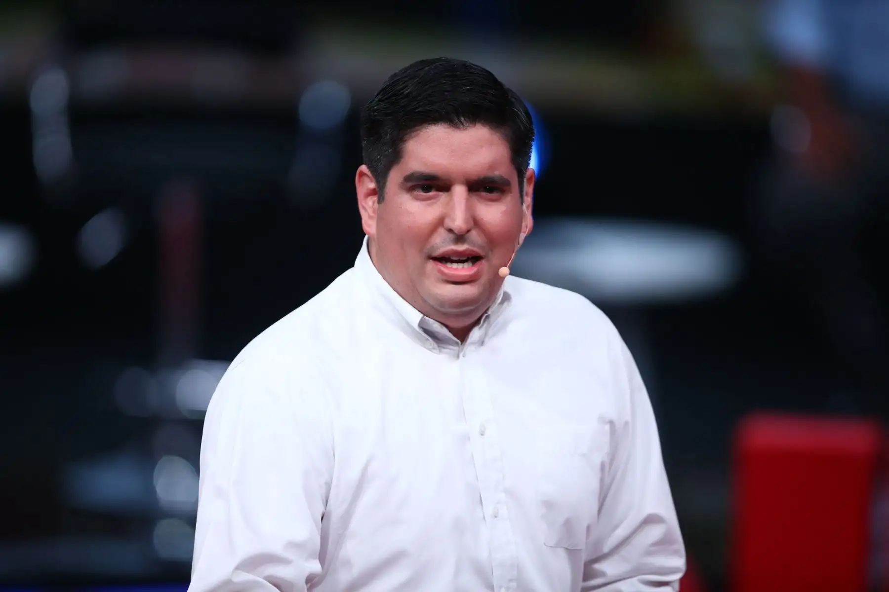 Luis Andrés Roel Alva de Acción Popular participa en debate.