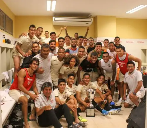 Universitario derrotó 2-1 a Huracán en Argentina