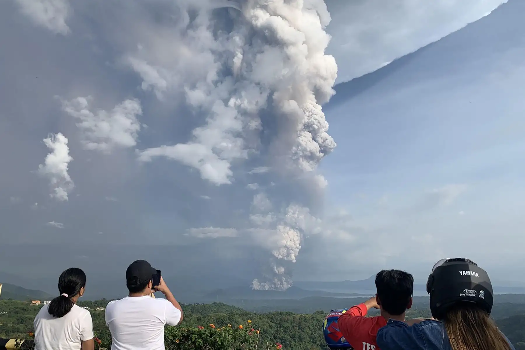 La ceniza expulsada ha llegado a todos los barrios de Manila, que se encuentra a más de 60 kilómetros del volcán. Foto: AFP