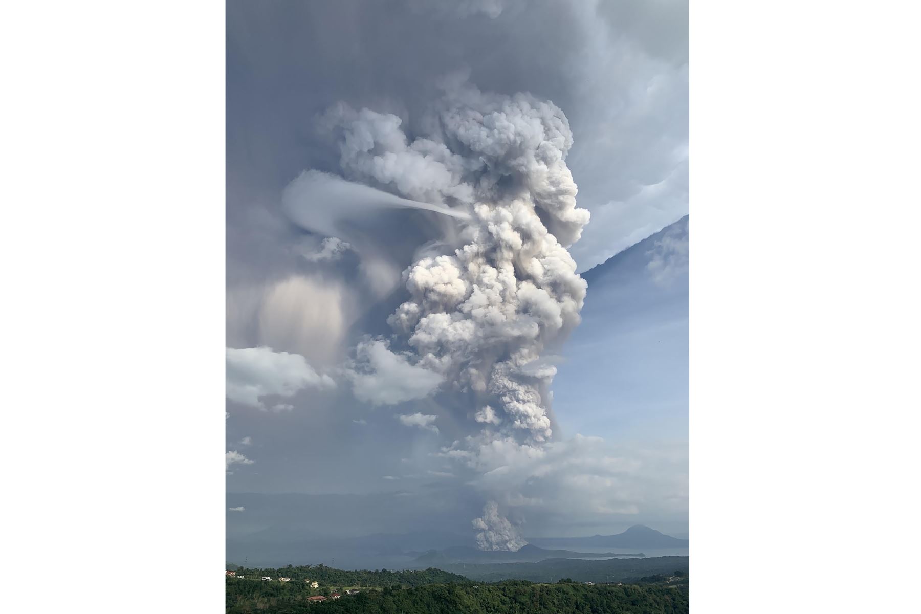 El volcán, que mató a 1.300 personas en 1911 y a 200 en 1965, forma parte de una cadena volcánica que se extiende por la región occidental de la isla de Luzón. Foto: AFP