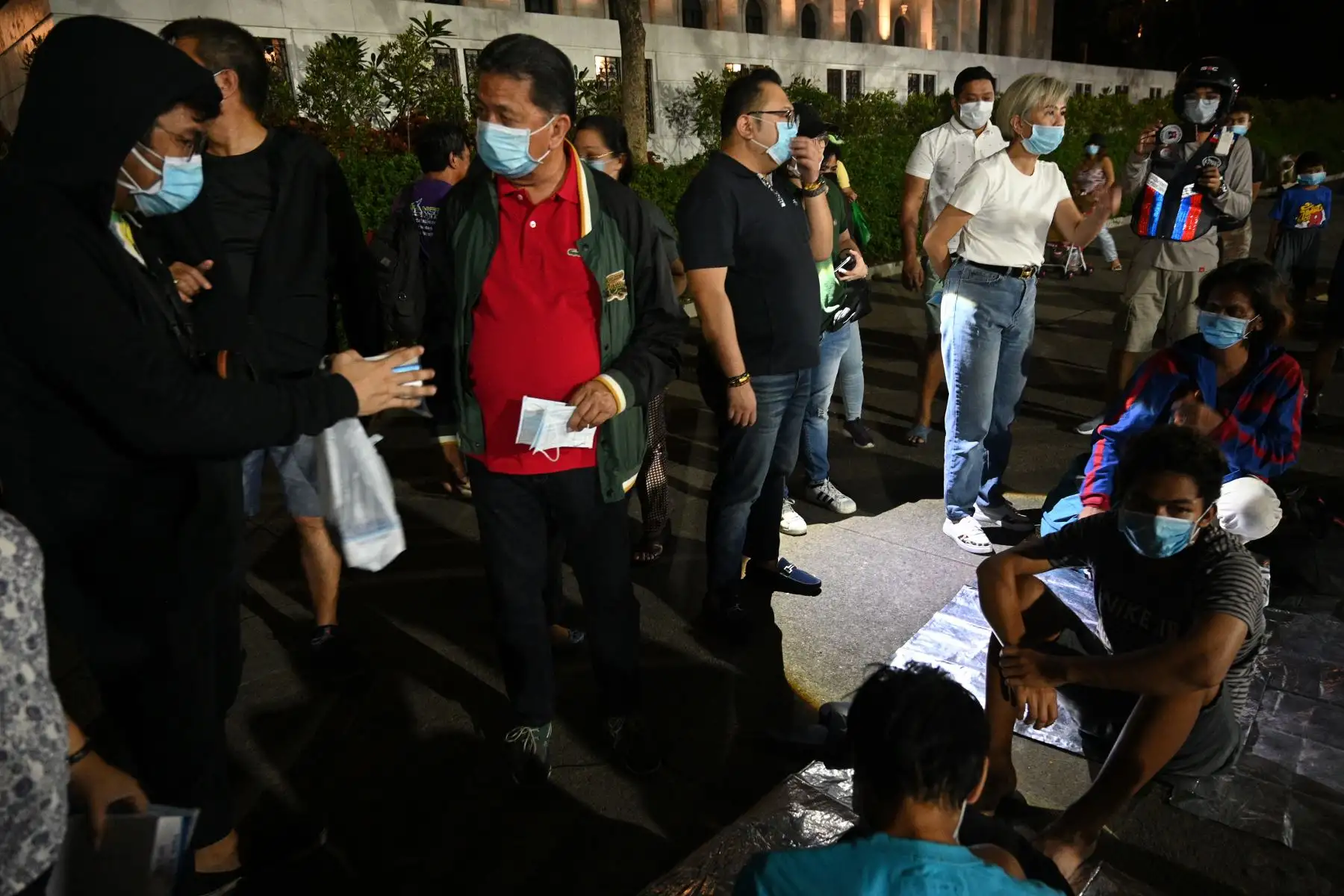 Personal de la Cruz Roja de Filipinas se desplazó a la zona para ayudar con las labores de evacuación. Foto: AFP