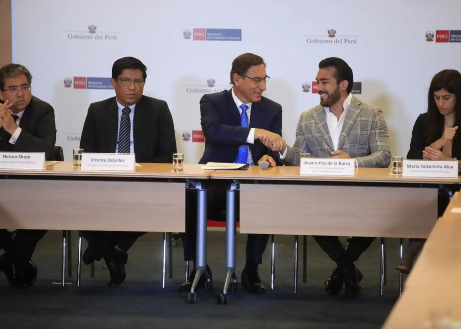 Presidente Martín Vizcarra lidera mesa de trabajo entre Ejecutivo y la AMPE.