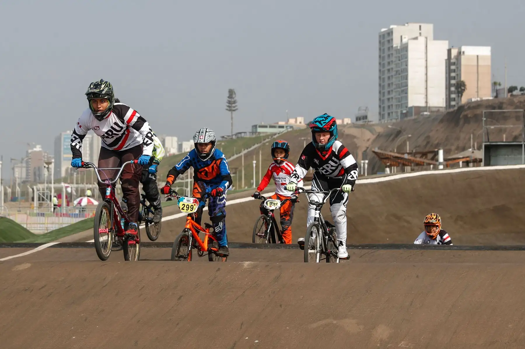 Comité organizador de Lima 2019 inició programa de captación y formación de talento en sede de la Costa Verde con clases de skateboarding, ciclismo BMX, vóley playa y patinaje. Foto: ANDINA/Renato Pajuelo