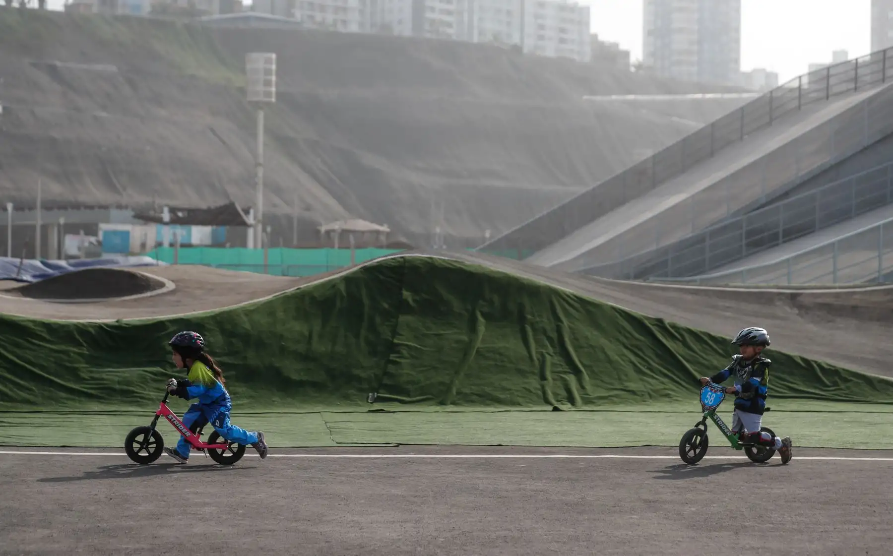 Comité organizador de Lima 2019 inició programa de captación y formación de talento en sede de la Costa Verde con clases de skateboarding, ciclismo BMX, vóley playa y patinaje. Foto: ANDINA/Renato Pajuelo