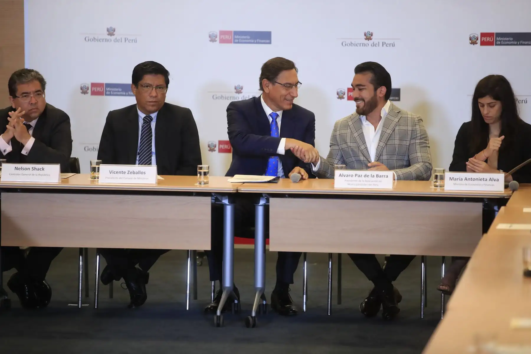 El presidente Martín Vizcarra participa en una reunión de trabajo entre el Ejecutivo y representantes de la Asociación de Municipalidades del Perú (AMPE). De izquierda a derecha: Nelson Shack, el premier Vicente Zeballos, el Presidente Martín Vizcarra, el presidente de AMPE Vladimir Paz de la Barra y la ministra de Economía María Antonieta Alva
Foto: ANDINA/Juan Carlos Guzmán