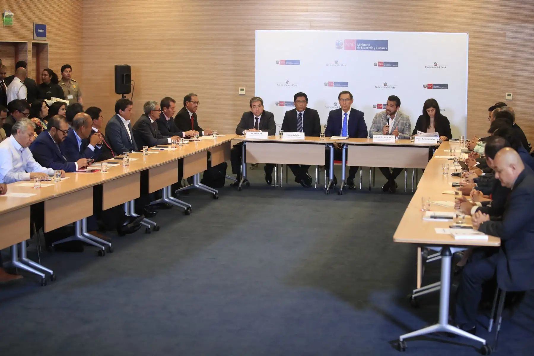 El presidente Martín Vizcarra participa en una reunión de trabajo entre el Ejecutivo y representantes de la Asociación de Municipalidades del Perú (AMPE).De izquierda a derecha: Nelson Shack, el premier Vicente Zeballos, el Presidente Martín Vizcarra, el presidente de AMPE Vladimir Paz de la Barra y la ministra de Economía María Antonieta Alva
Foto: ANDINA/Juan Carlos Guzmán