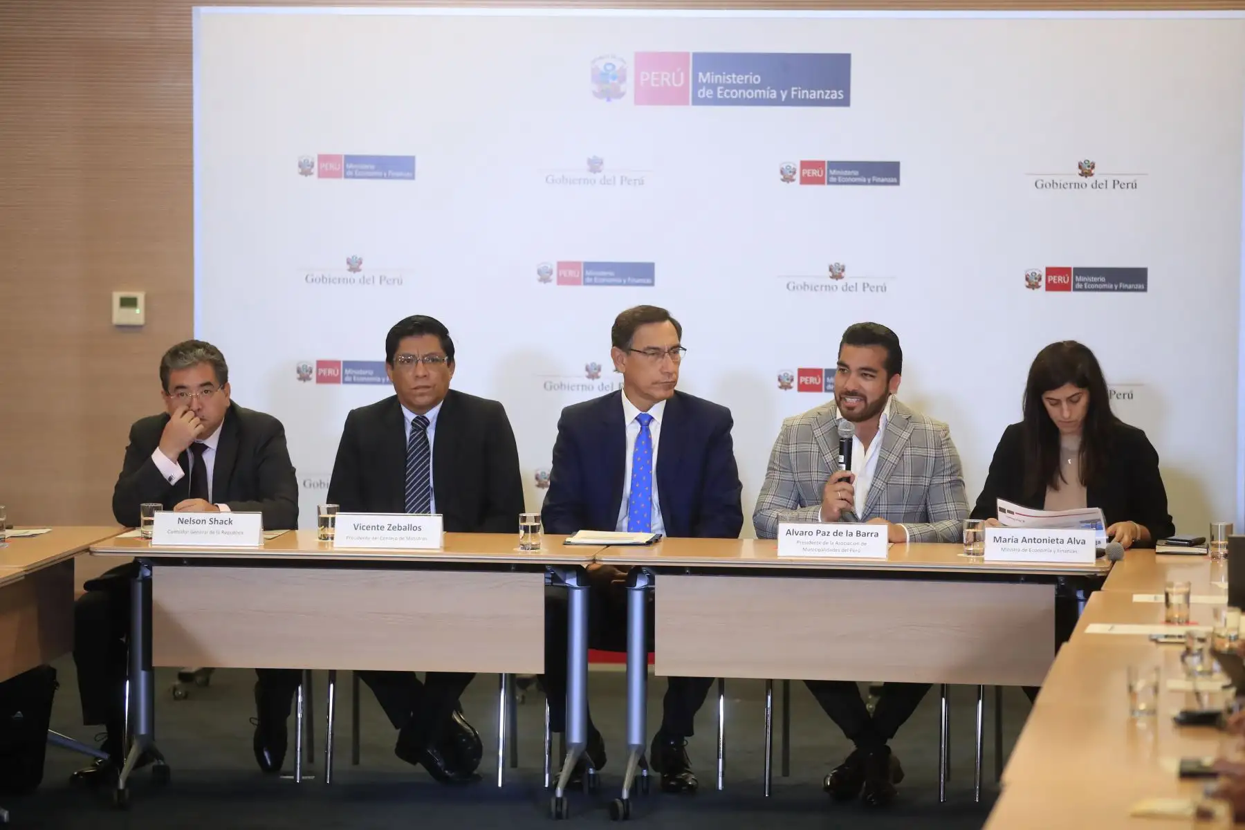 El presidente Martín Vizcarra participa en una reunión de trabajo entre el Ejecutivo y representantes de la Asociación de Municipalidades del Perú (AMPE). De izquierda a derecha: Nelson Shack, el premier Vicente Zeballos, el Presidente Martín Vizcarra, el presidente de AMPE Vladimir Paz de la Barra y la ministra de Economía María Antonieta Alva
Foto: ANDINA/Juan Carlos Guzmán