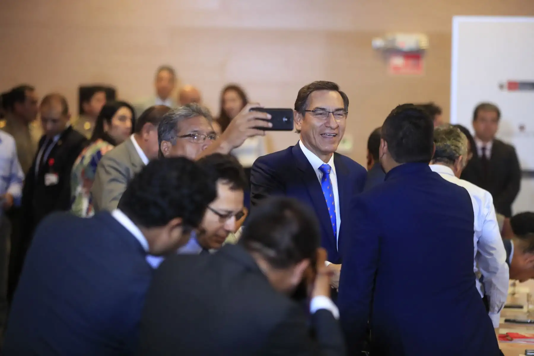 El presidente Martín Vizcarra participa en una reunión de trabajo entre el Ejecutivo y representantes de la Asociación de Municipalidades del Perú (AMPE).
Foto: ANDINA/Juan Carlos Guzmán