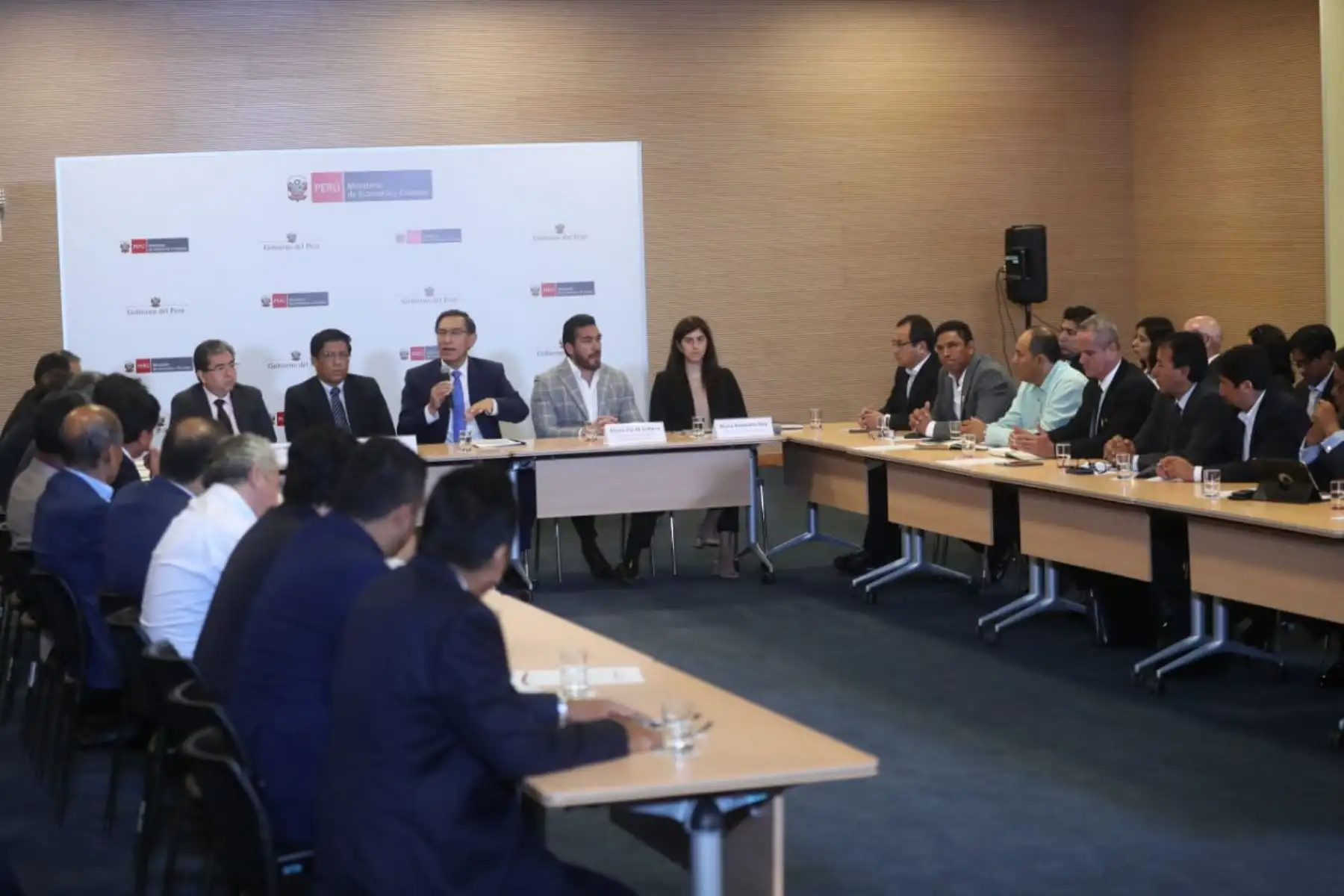 El presidente Martín Vizcarra participa en una reunión de trabajo entre el Ejecutivo y representantes de la Asociación de Municipalidades del Perú (AMPE). De izquierda a derecha: Nelson Shack, el premier Vicente Zeballos, el Presidente Martín Vizcarra, el presidente de AMPE Vladimir Paz de la Barra y la ministra de Economía María Antonieta Alva
Foto: ANDINA/ Prensa Presidencia