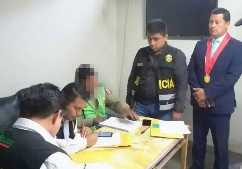 Gracias a un trabajo de seguimiento, que incluyó escuchas telefónicas, 25 fiscales anticorrupción y 300 efectivos de la Policía Nacional desarticularon la organización “Los Zafaris de Ventanilla” dedicada al cobro de cupos a taxistas informales y que estaba integrada por malos efectivos policiales.