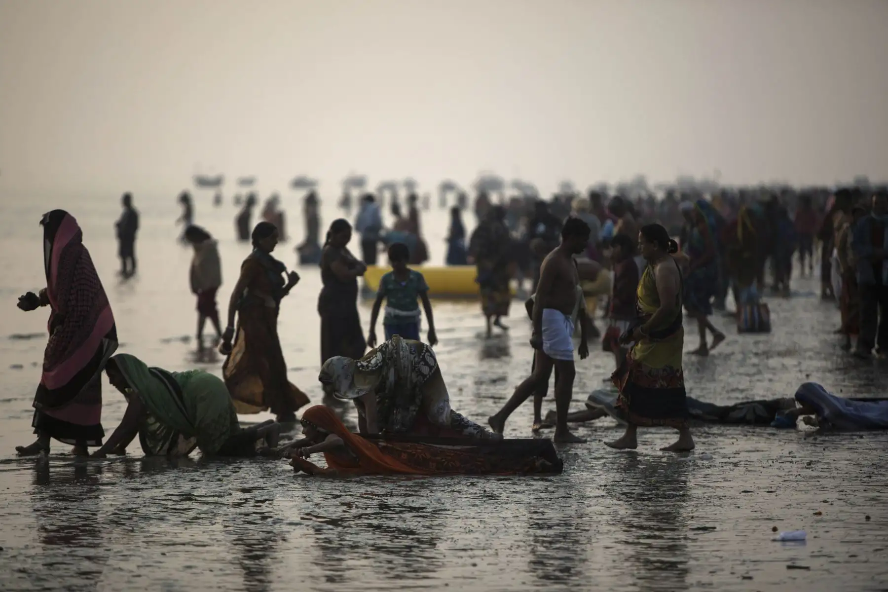 Devotos hindúes realizan rituales antes de darse un baño sagrado en la Bahía de Bengala durante el Gangasagar Mela. Foto: AFP