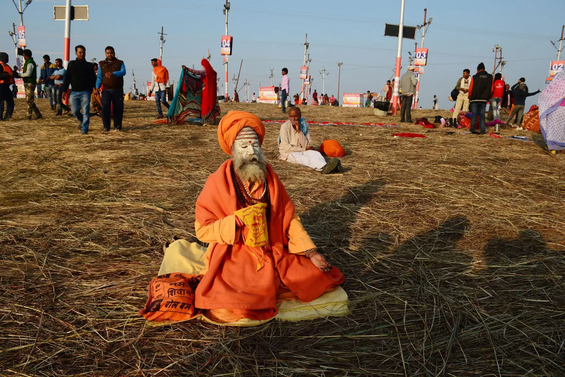 Un sadhu (hombre santo hindú) realiza oraciones vespertinas en el Sangam. Foto: AFP