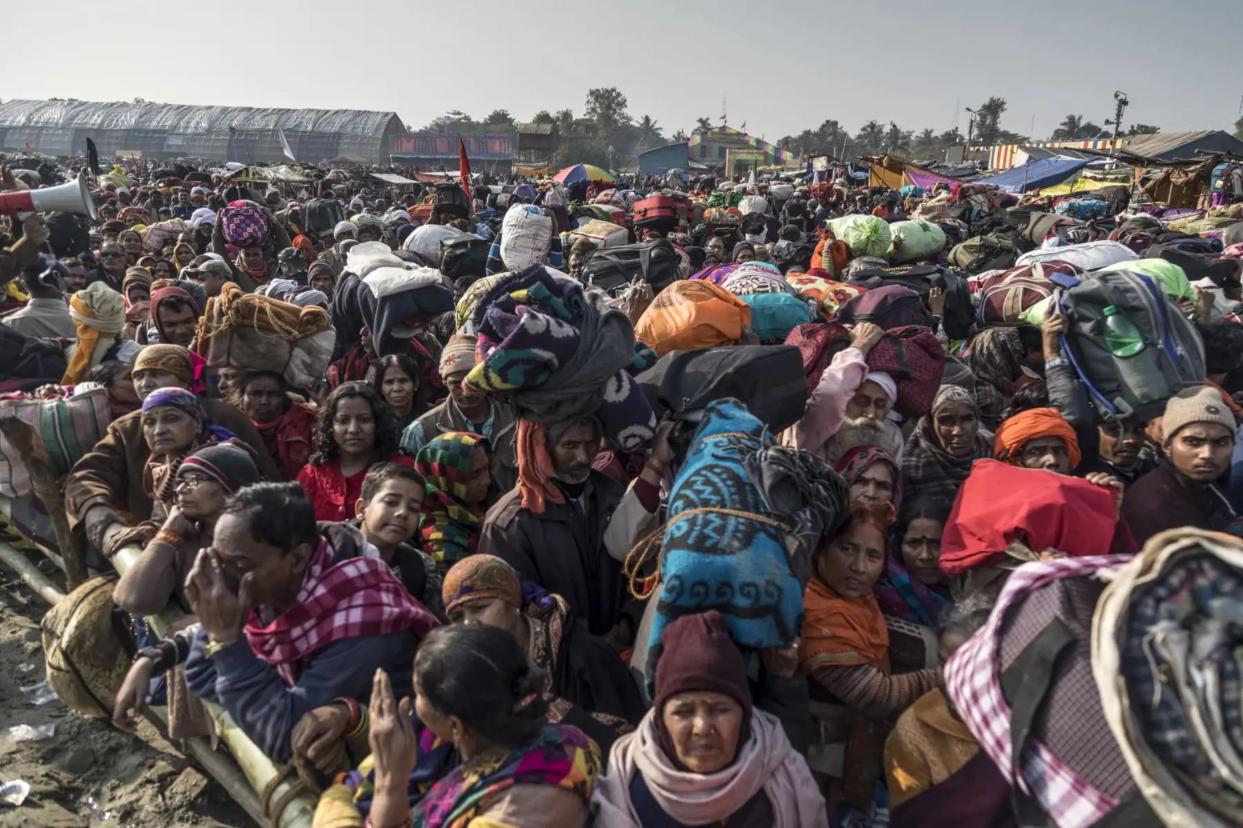 Devotos hindúes esperan para abordar los ferrys con destino a la isla Sagar para asistir a Gangasagar Mela, a unos 90 kilómetros al sur de Calcuta. Foto: AFP