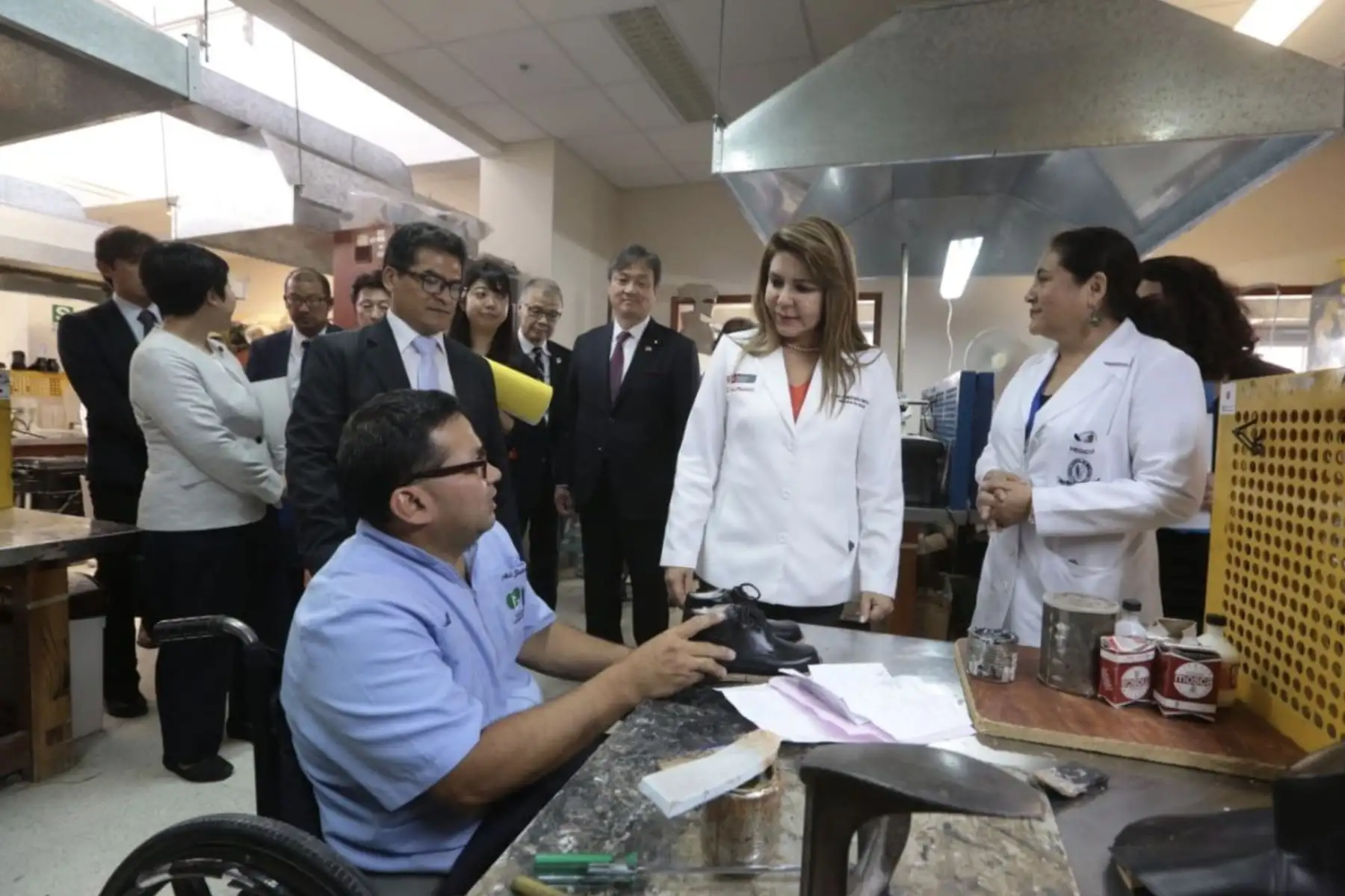 Ministra de Salud, Elizabeth Hinostroza se reúne con el embajador del Japón en Perú, Sadayuki Tsuchiya, y una delegación de senadores del país asiático en las instalaciones del Instituto Nacional de Rehabilitación (INR).
Foto: Difusión Ministerio de Salud