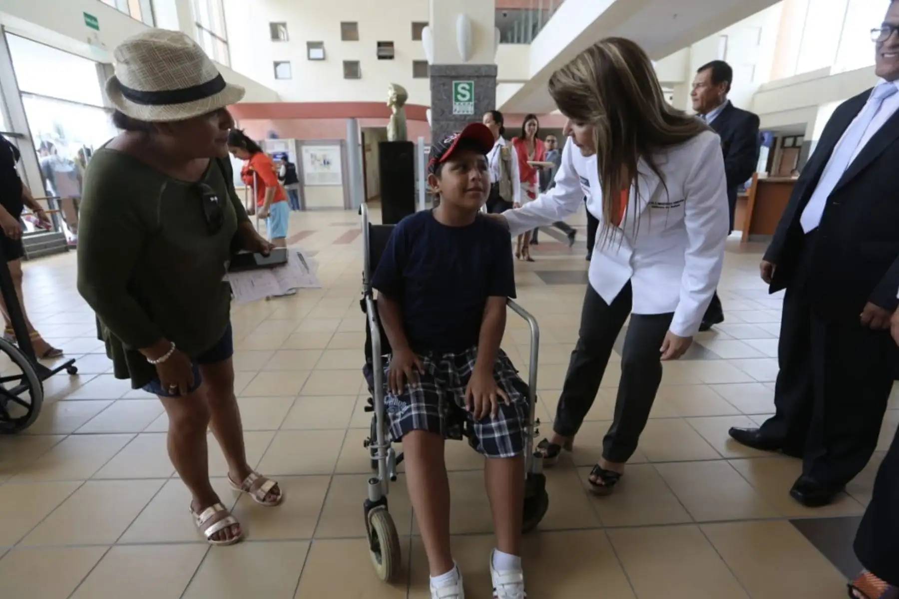 Ministra de Salud, Elizabeth Hinostroza se reúne con el embajador del Japón en Perú, Sadayuki Tsuchiya, y una delegación de senadores del país asiático en las instalaciones del Instituto Nacional de Rehabilitación (INR).
Foto: Difusión Ministerio de Salud