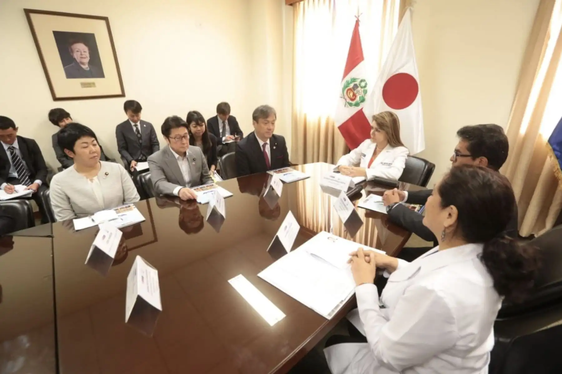 Ministra de Salud, Elizabeth Hinostroza se reúne con el embajador del Japón en Perú, Sadayuki Tsuchiya, y una delegación de senadores del país asiático en las instalaciones del Instituto Nacional de Rehabilitación (INR).
Foto: Difusión Ministerio de Salud