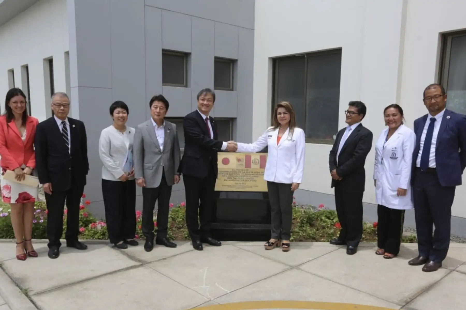 Ministra de Salud, Elizabeth Hinostroza se reúne con el embajador del Japón en Perú, Sadayuki Tsuchiya, y una delegación de senadores del país asiático en las instalaciones del Instituto Nacional de Rehabilitación (INR).
Foto: Difusión Ministerio de Salud