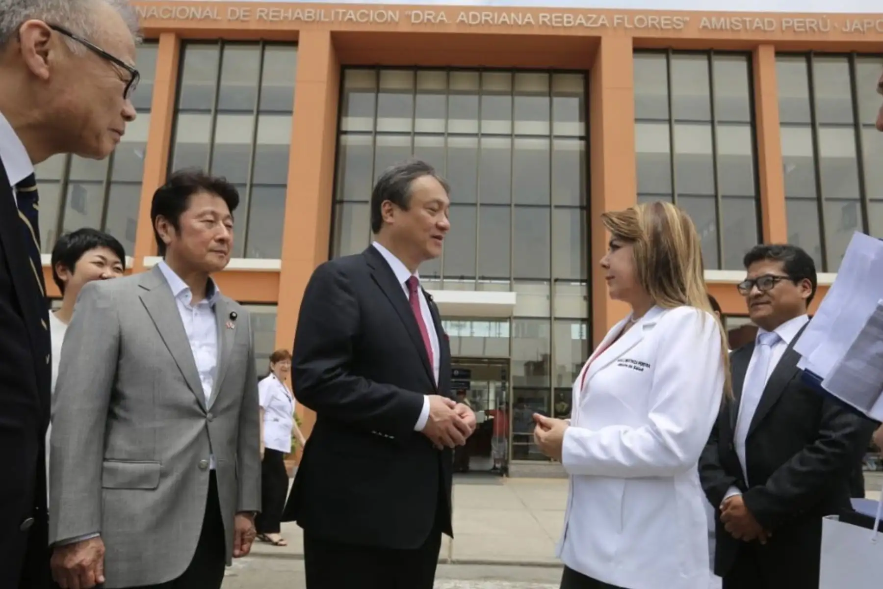 Ministra de Salud, Elizabeth Hinostroza se reúne con el embajador del Japón en Perú, Sadayuki Tsuchiya, y una delegación de senadores del país asiático en las instalaciones del Instituto Nacional de Rehabilitación (INR).
Foto: Difusión Ministerio de Salud