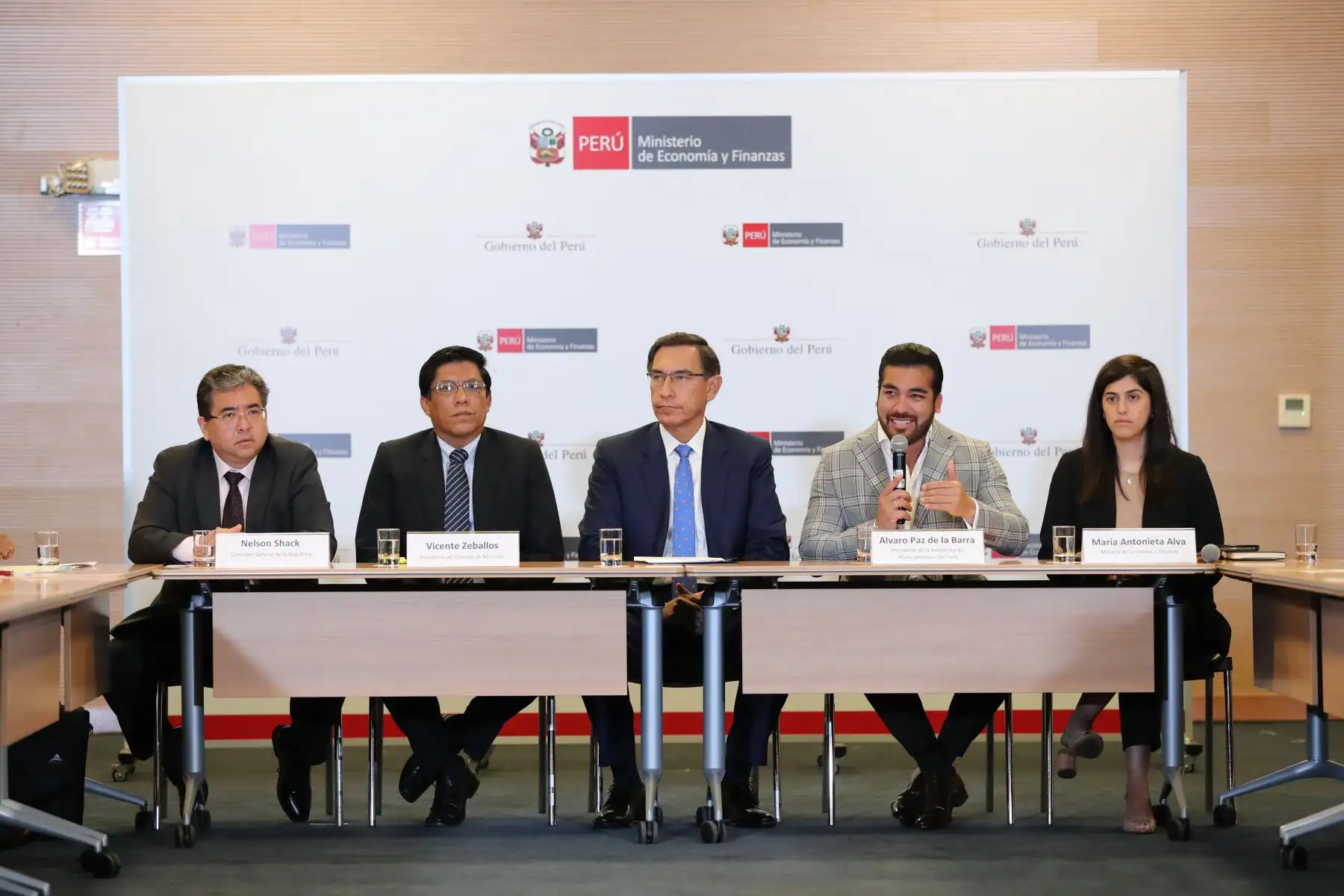 Presidente del Consejo de Ministros , Vicente Zeballos, junto al presidente Martín Vizcarra y la titular del MEF, María Antonieta Alva, sostienen reunión de trabajo con la Asociación de Municipalidades del Perú - AMPE.
Foto: ANDINA/ PCM