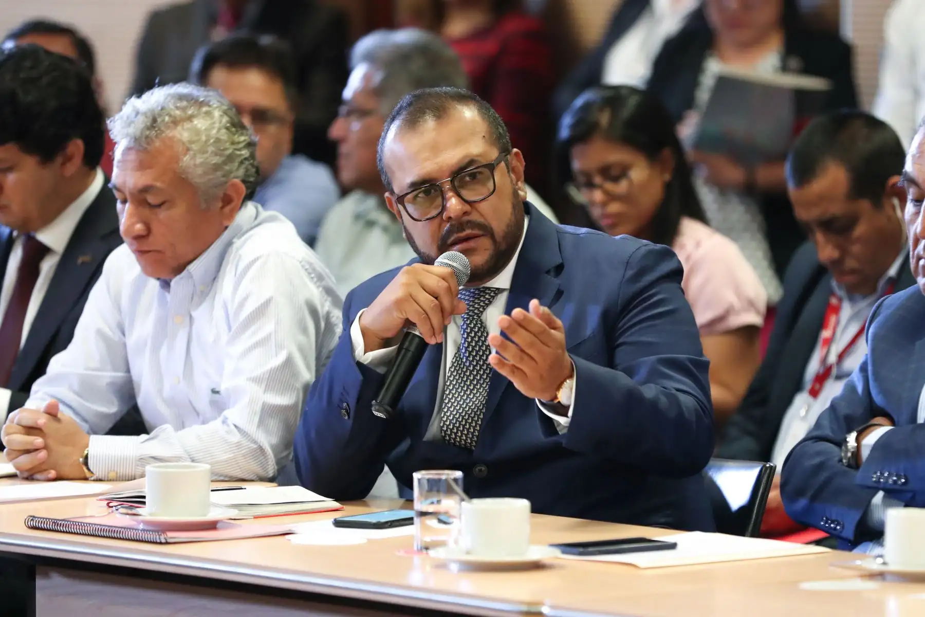 Presidente del Consejo de Ministros , Vicente Zeballos, junto al presidente Martín Vizcarra y la titular del MEF, María Antonieta Alva, sostienen reunión de trabajo con la Asociación de Municipalidades del Perú - AMPE.
Foto: ANDINA/ PCM