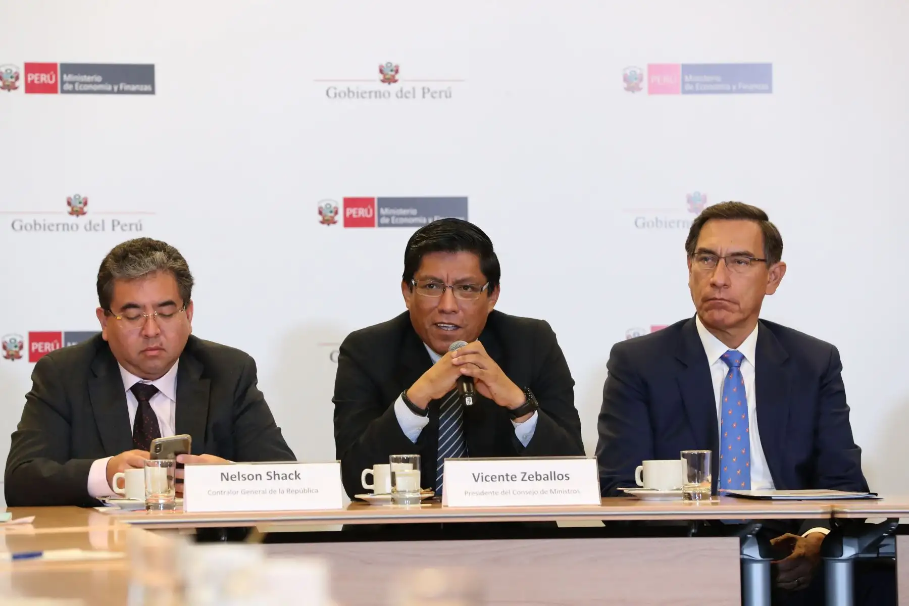 Presidente del Consejo de Ministros , Vicente Zeballos, junto al presidente Martín Vizcarra y la titular del MEF, María Antonieta Alva, sostienen reunión de trabajo con la Asociación de Municipalidades del Perú - AMPE.
Foto: ANDINA/ PCM