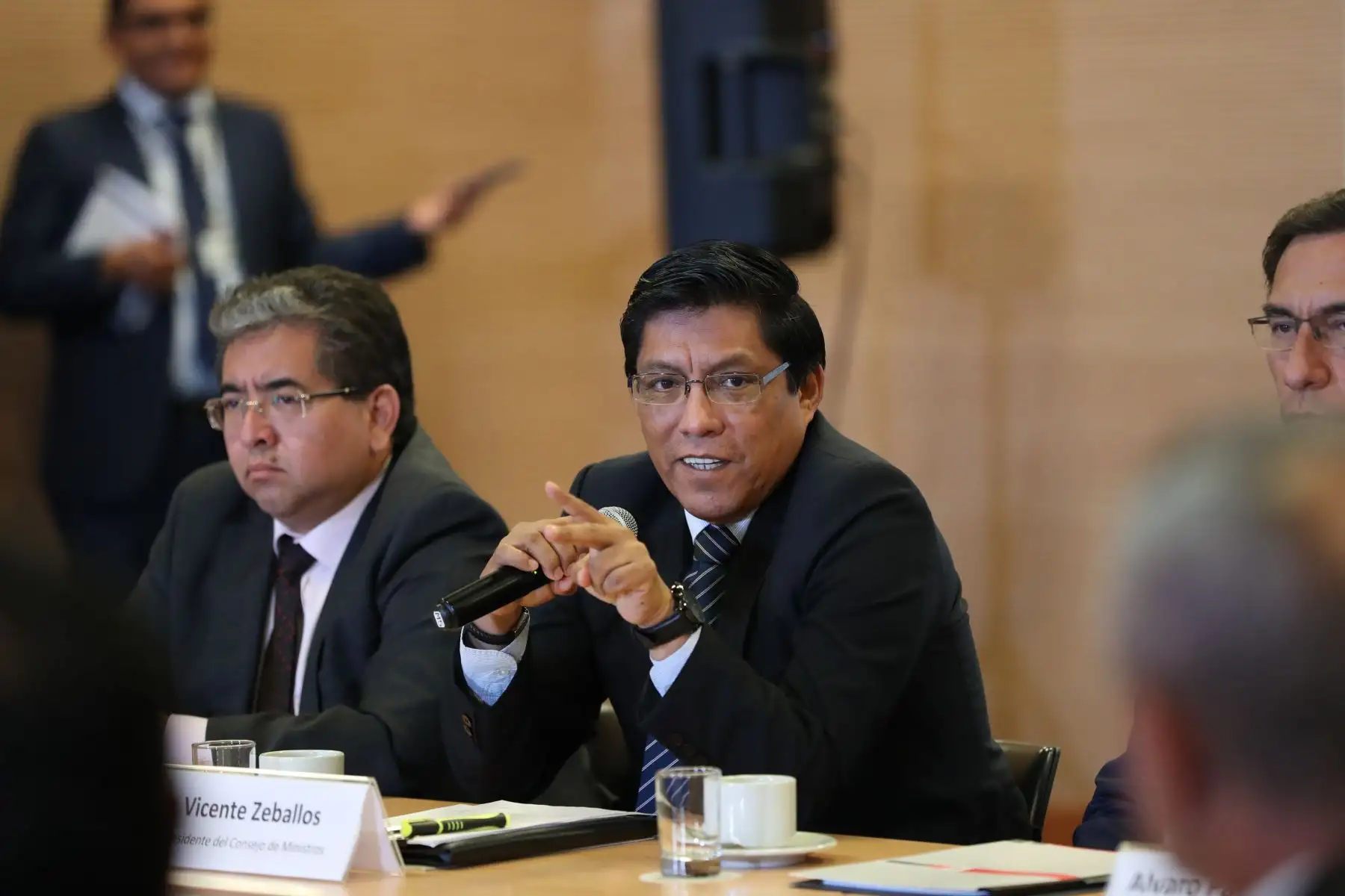 Presidente del Consejo de Ministros , Vicente Zeballos, junto al presidente Martín Vizcarra y la titular del MEF, María Antonieta Alva, sostienen reunión de trabajo con la Asociación de Municipalidades del Perú - AMPE.
Foto: ANDINA/ PCM