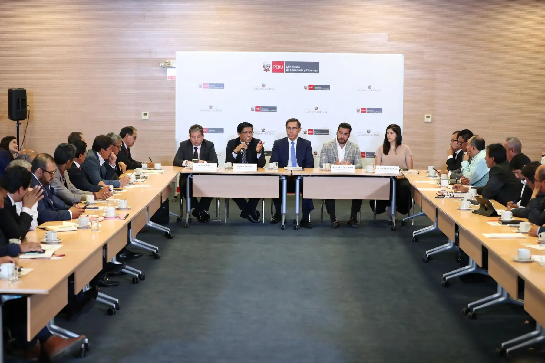 Presidente del Consejo de Ministros , Vicente Zeballos, junto al presidente Martín Vizcarra y la titular del MEF, María Antonieta Alva, sostienen reunión de trabajo con la Asociación de Municipalidades del Perú - AMPE.
Foto: ANDINA/ PCM
