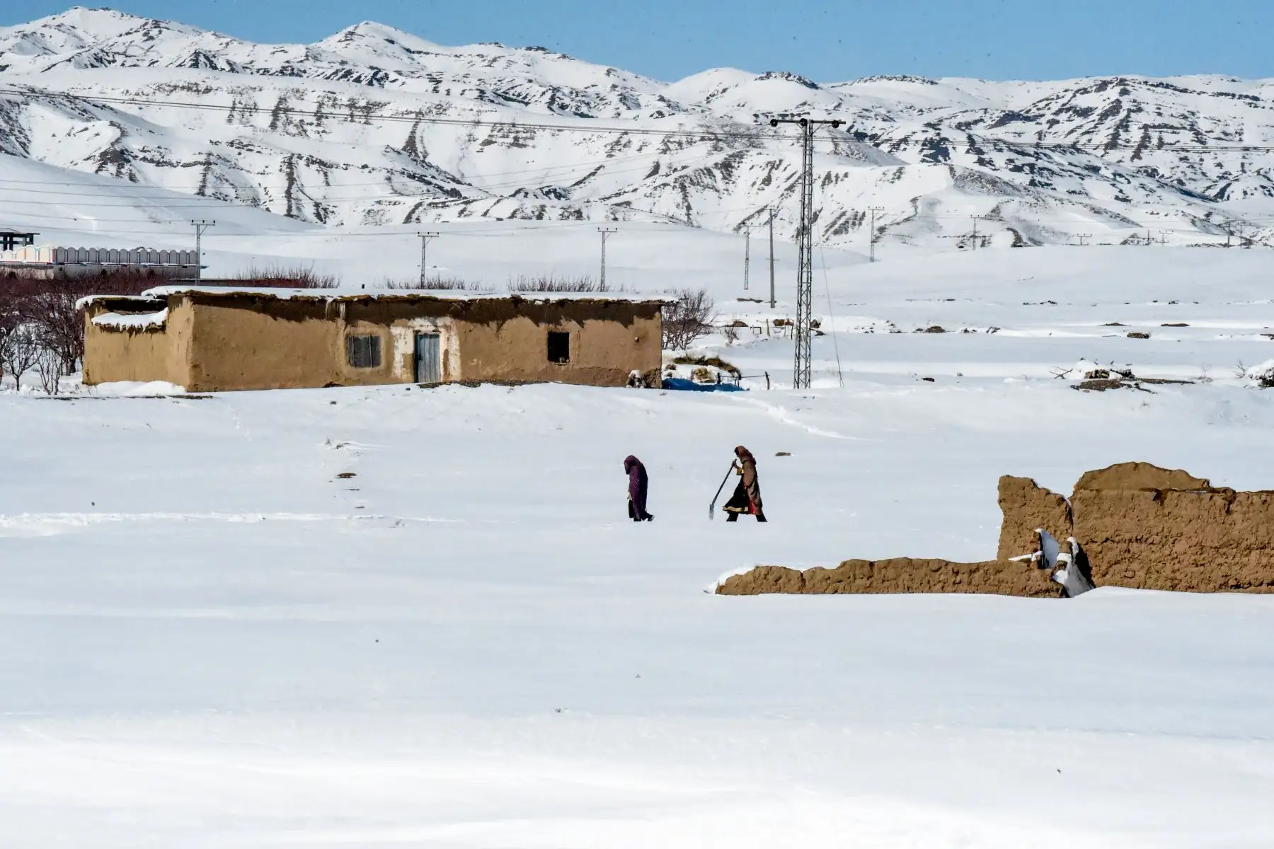 Pobladores caminan después de las fuertes nevadas en el área de Khanozai, a unos 75 kilómetros al noreste de la capital de la provincia de Quetta. Foto: AFP