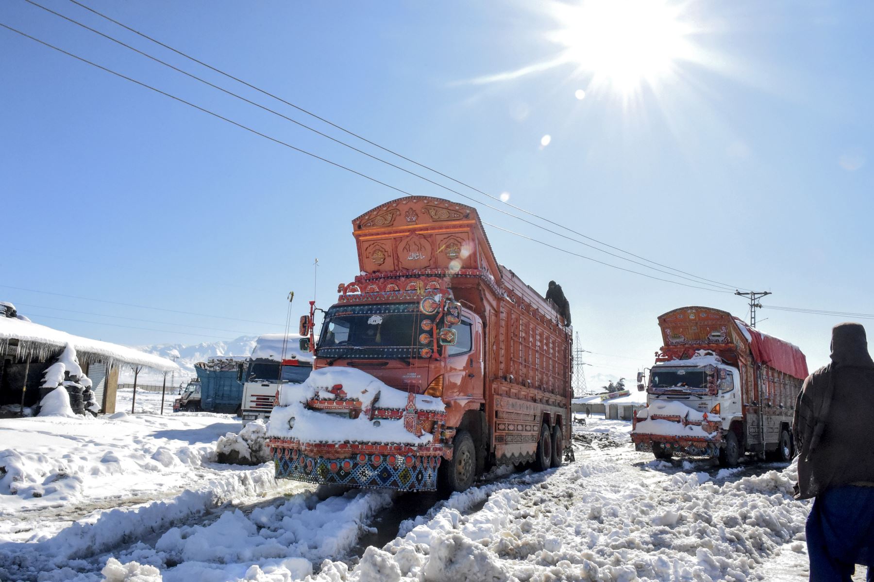 Camiones luchan por atravesar la nieve después de las fuertes nevadas en el área de Khanozai. Foto: AFP