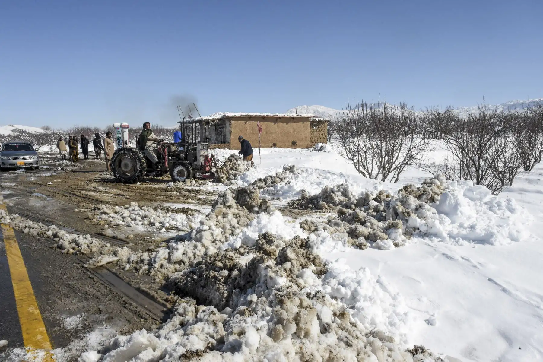 Trabajadores retiran la nieve del techo de un hotel después de fuertes nevadas en el área de Khanozai, a unos 75 kilómetros al noreste de la capital de la provincia de Quetta. Foto: AFP