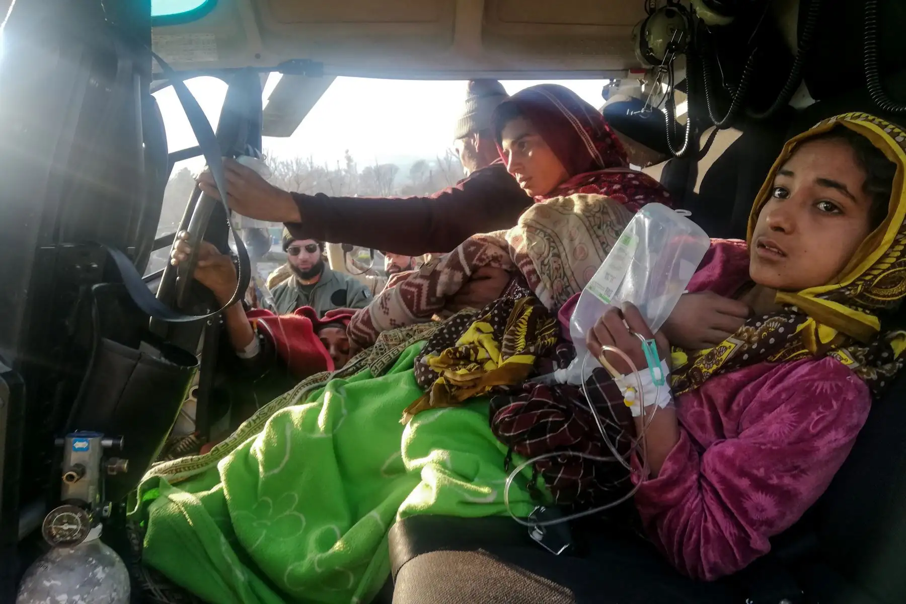 Víctimas de una avalancha llegan en un helicóptero a Pakistán. Foto: AFP