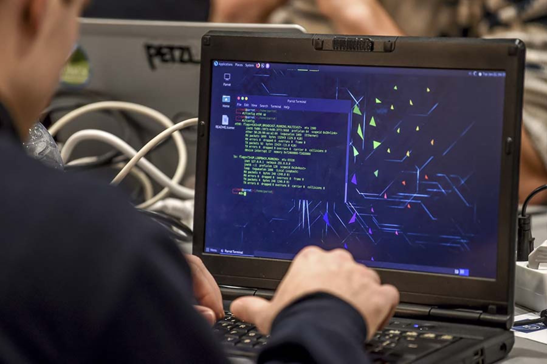 Los ciberdelincuentes perfilan a las víctimas de robo de celular revisando su agenda telefónica.  Foto: AFP