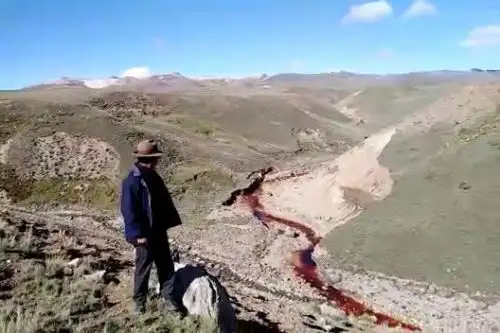 Autoridades de la Fiscalía Especializada en Materia Ambiental de Huancayo y de la ANA intervienen ante emergencia ambiental por vertimiento de aguas ácidas. Foto: Pedro Tinoco