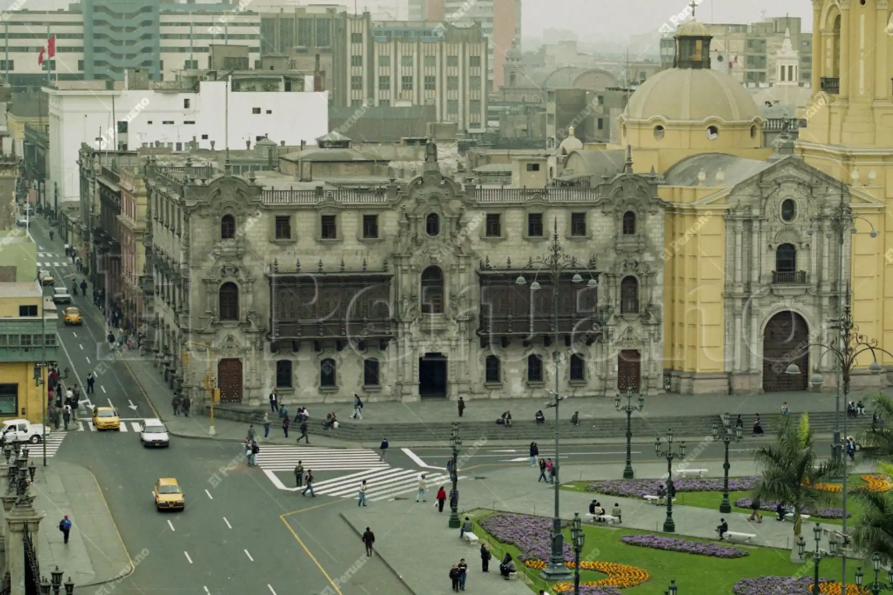 Lima - 27 octubre 1999 / Vista del Palacio Arzobispal en la Plaza de Armas. Recuperación del Centro Histórico de Lima.
Foto: ANDINA/Archivo El Peruano