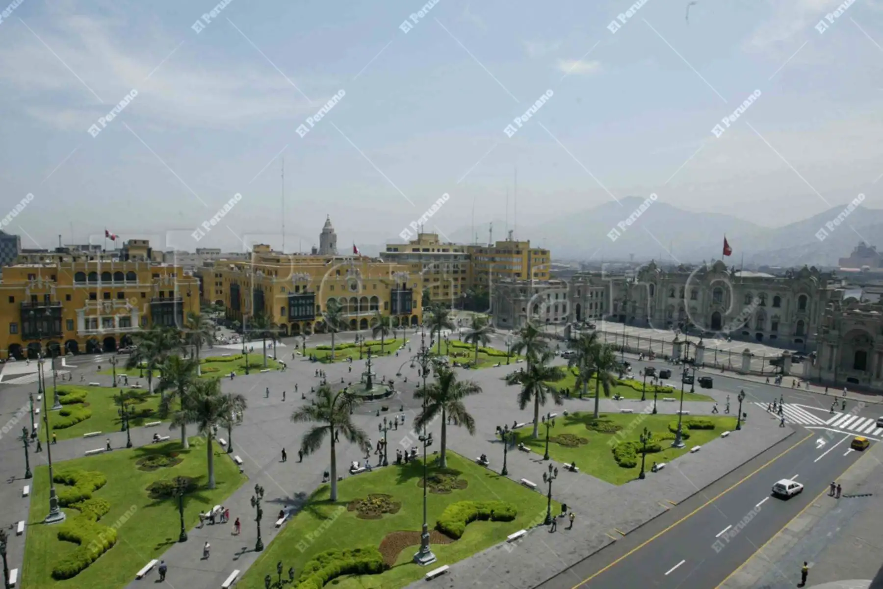 Lima - 20 marzo 2006 / Vista panorámica de la Plaza de Armas de Lima. Lima moderna.
Foto: Archivo El Peruano