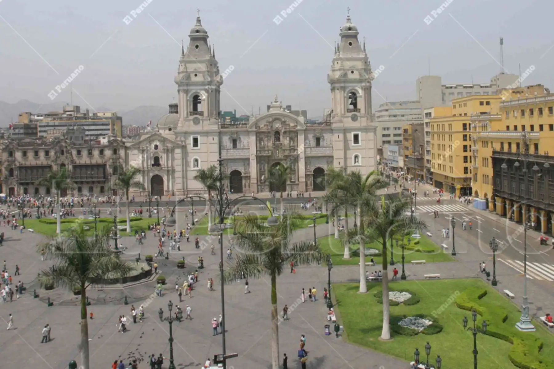 Lima - 07 abril 2007 / Vista panorámica de la Plaza de Armas de Lima, frontis de la Catedral de Lima y fachada de la Municipalidad de Lima.
Foto: Archivo El Peruano