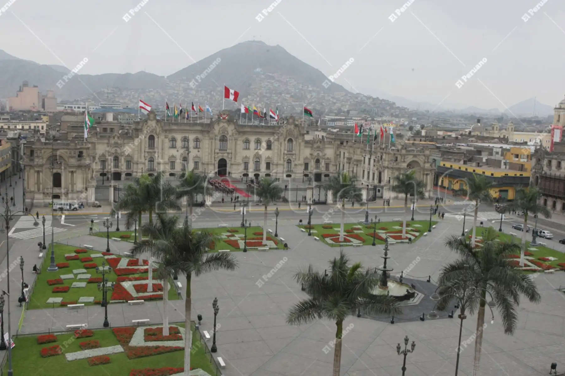 Lima - 01 octubre 2012 / vista panoramica de la Plaza de Armas de Lima, y las banderas de países participantes en el frontis del palacio de gobierno por la  III Cumbre de Jefes de Estado y de Gobierno de America del Sur y países Arabes ASPA.
Foto: Archivo El Peruano