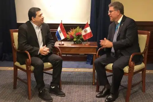 El canciller Gustavo Meza-Cuadra se reunió con el vicepresidente de Paraguay, Hugo Velásquez. Foto: Difusión.