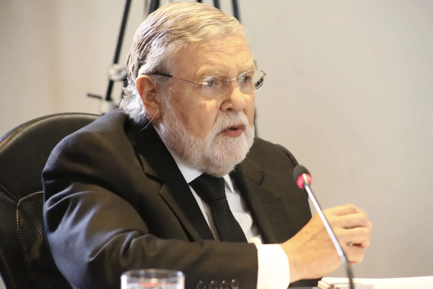 Magistrado Ernesto Blume participa en el debate de la ponencia sobre demanda competencial por disolución del Congreso. 
Foto: Difusión Tribunal Constitucional