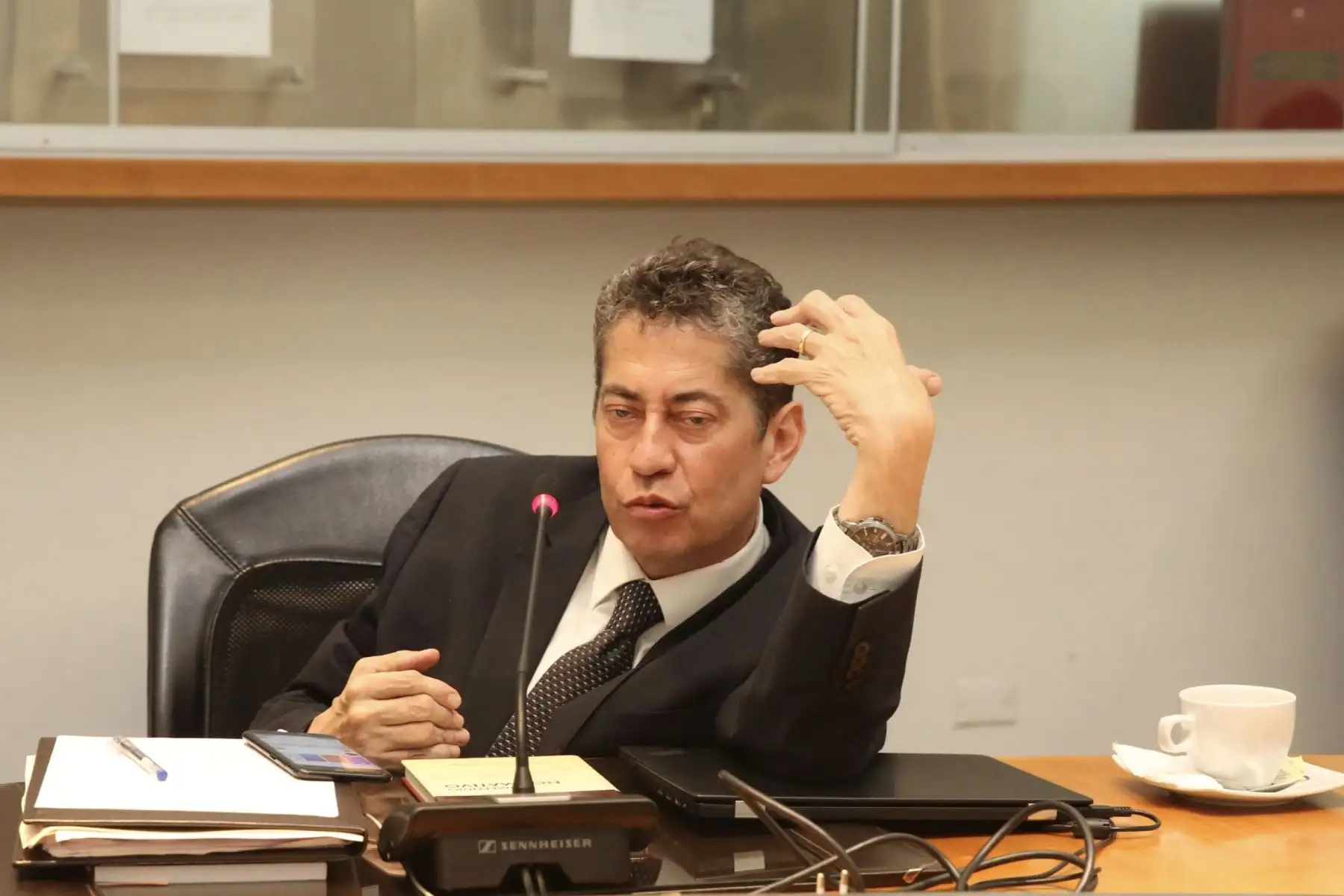 Magistrado Eloy Espinoza participa en el debate de la ponencia sobre demanda competencial por disolución del Congreso. 
Foto: Difusión Tribunal Constitucional