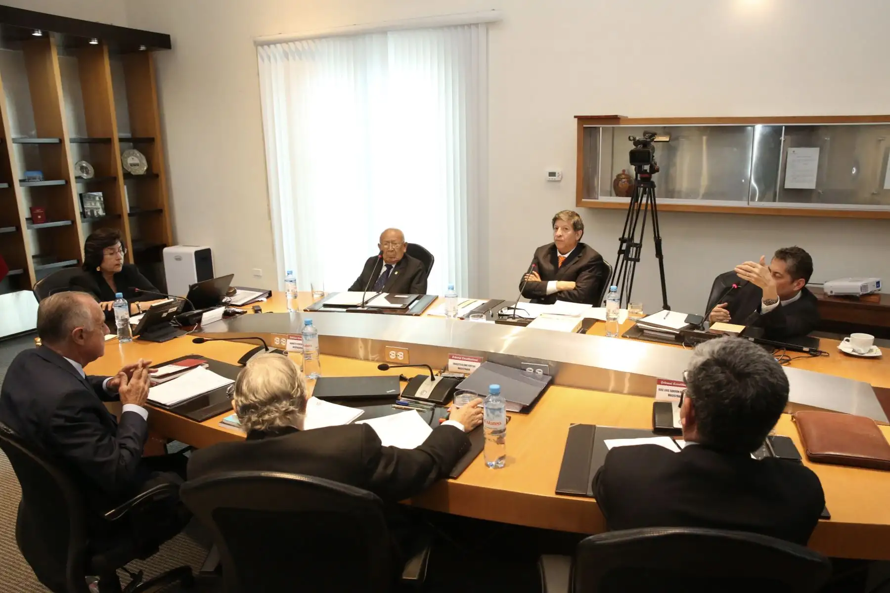 Magistrados del Tribunal Constitucional debate  la ponencia sobre demanda competencial por disolución del Congreso. 
Foto: Difusión Tribunal Constitucional