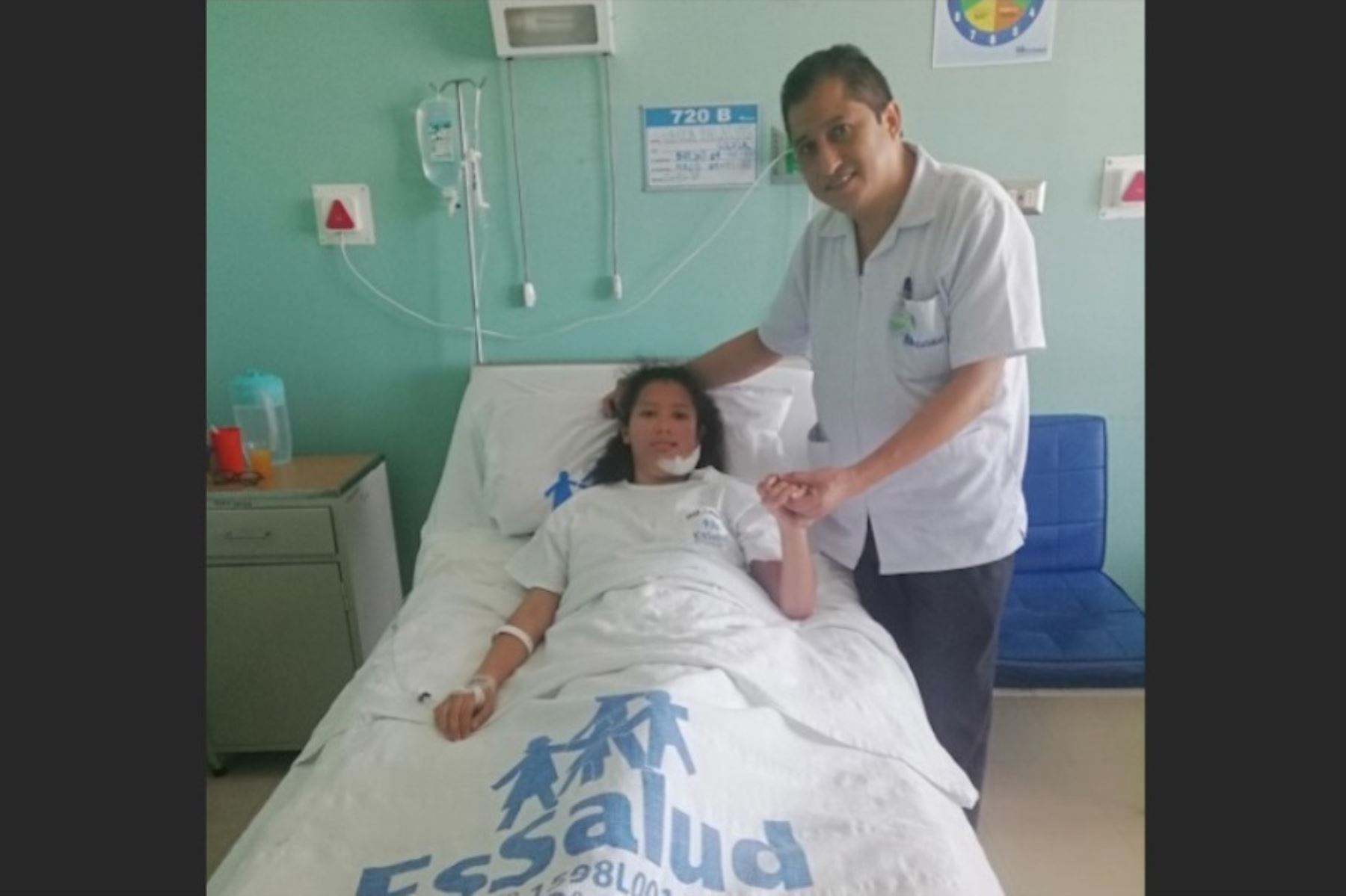 Médicos del Hospital Virgen de la Puerta de EsSalud, en Trujillo, retiran con éxito peligroso tumor de rostro de joven. ANDINA/Difusión
