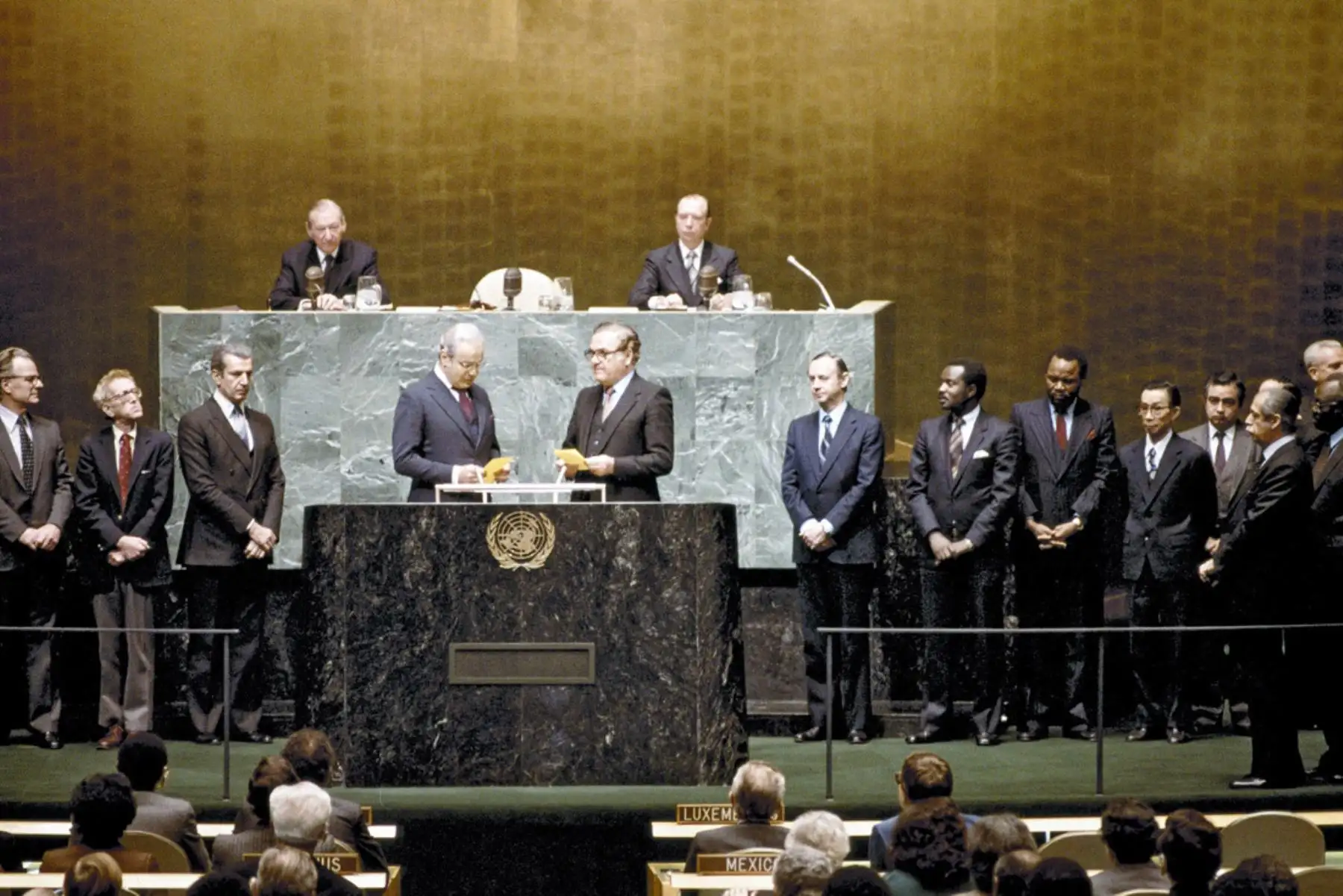 Naciones Unidas, Nueva York - 15 diciembre 1981 / Ismat T. Kittani (Iraq), Presidente del trigésimo sexto período de sesiones de la Asamblea General, toma juramento al embajador peruano Javier Pérez de Cuéllar como nuevo secretario general de las Naciones Unidas.
Foto: Naciones Unidas